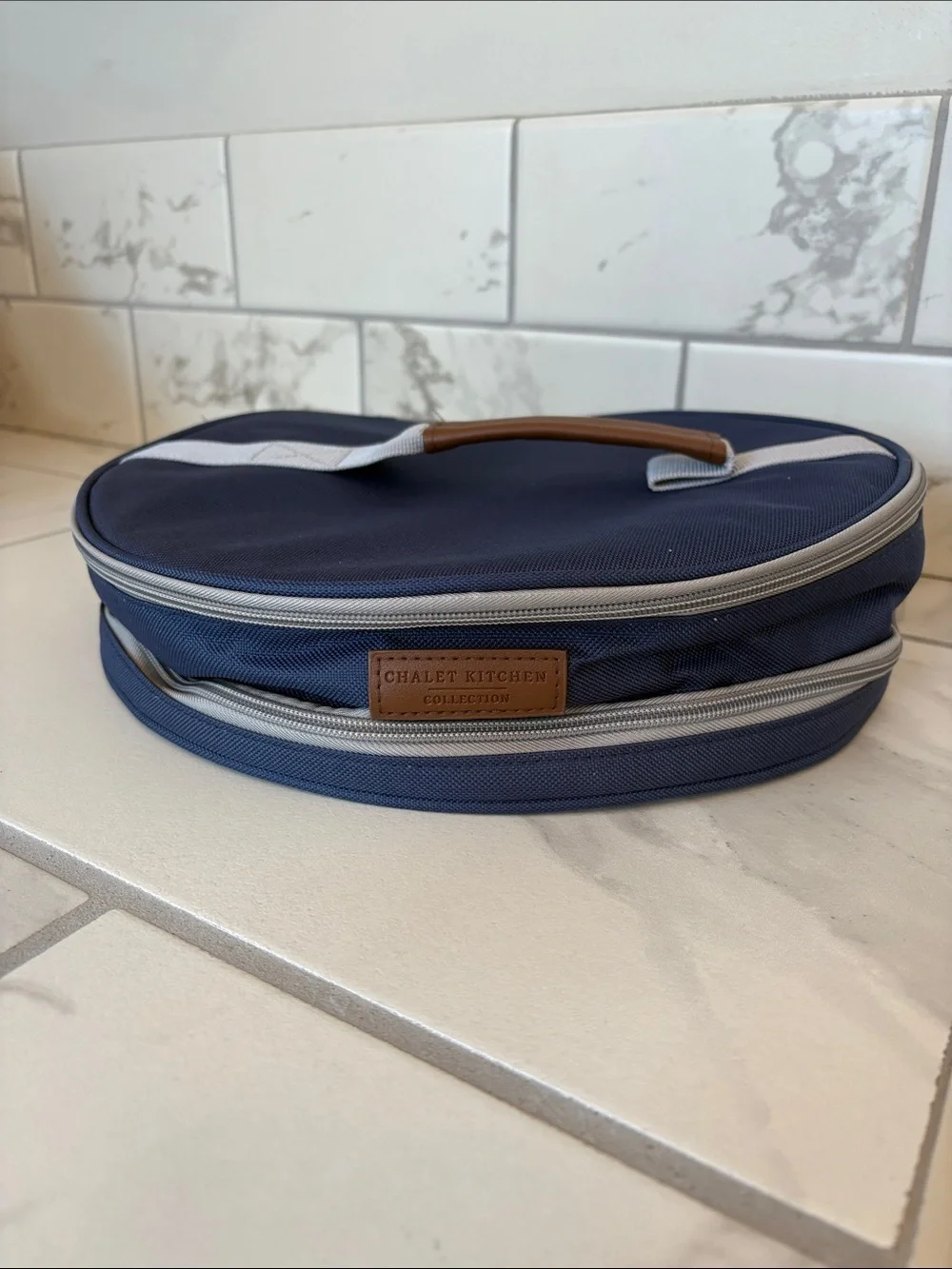 Chalet Kitchen Collection 2 Piece Glass Pie Dish with Insulated Carry Bag